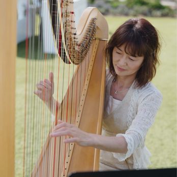 Harpist Tomoko Sato - Tomoko playing the harp beautifully - Performing Arts Near Me Harpist Tomoko Sato - Tomoko playing the harp beautifully - Performing Arts Near Me