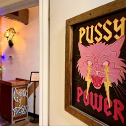Groundling Pizza - Entrance to the ladies