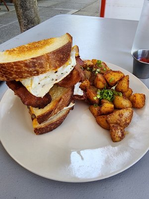 Parkside Bar & Bistro by null