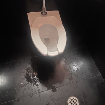 Laurel Hardware - Bathrooms are disgusting - New American Near Me - West Hollywood, California