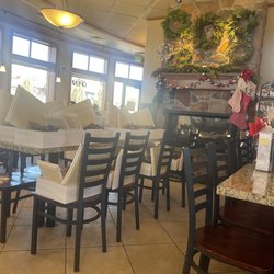 Kneaders Bakery & Cafe - The place was a mess and cluttered. Barley places to sit