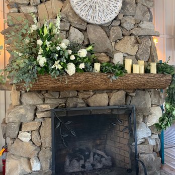 Fiddlehead Designs - Main space mantle - The Landings - Florists Near Me - Cashiers, North Carolina