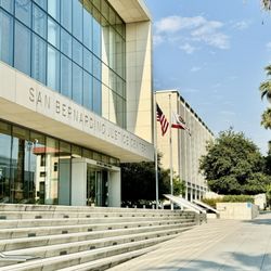 Superior Court of California - Walking in from 3rd St.