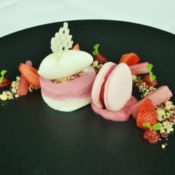 Baarcity Restaurant - Rhabarber, Erdbeere und Joghurt