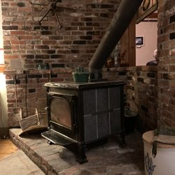The Black Lantern Inn - Wood stove next to our table...