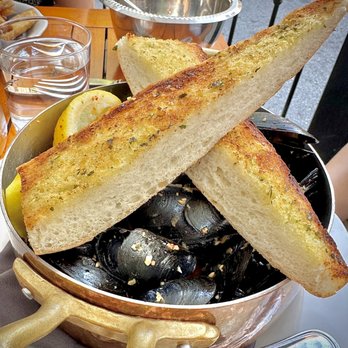 Armitage Alehouse - Mussels - Pubs Near Me - Chicago, Illinois