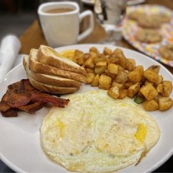 TJ's Restaurant & Lounge - Inn-Joyable breakfast