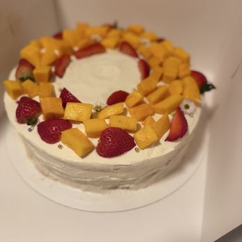 Eku Eku Bakery - Strawberry mango 10" double layered custom cake - Bakeries Near Me Eku Eku Bakery - Strawberry mango 10" double layered custom cake - Bakeries Near Me