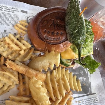 D'Nuez - Guacamole Burger - New Mexican Cuisine Near Me - Chicago, Illinois