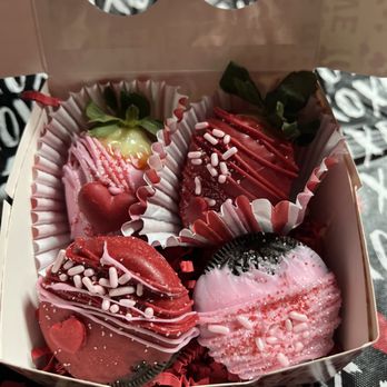 JZ Decor and Sweets - Candy coated strawberries and Oreos - Balloon Services Near Me