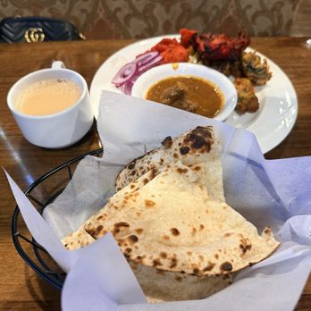 India Oven Sacramento - Assortment of naan, tea , goat curry,pakoras , tandoori chicken during lunch buffet - Indian Near Me - Sacramento, California