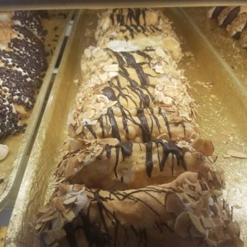 Mike's Pastry - Bakeries Near Me - Cambridge, Massachusetts