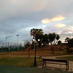 Club Valencia Frontenis - Parte del club y vista de la pista de tenis