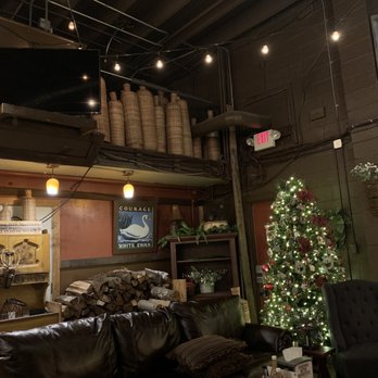 The Apple House - Restaurant area - American Near Me - Linden, Virginia