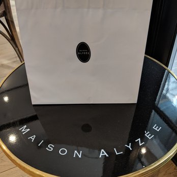 Maison Alyzee - small low table at entrance - Bakeries Near Me - Mountain View, California Maison Alyzee - small low table at entrance - Bakeries Near Me - Mountain View, California