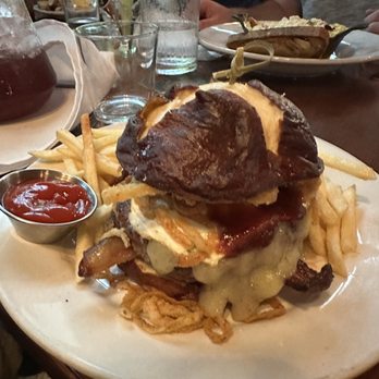 D4 Irish Pub & Cafe - Rodeo Burger - Irish Pub Near Me - Chicago, Illinois