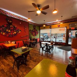 Taqueria La Tapatia - Seating