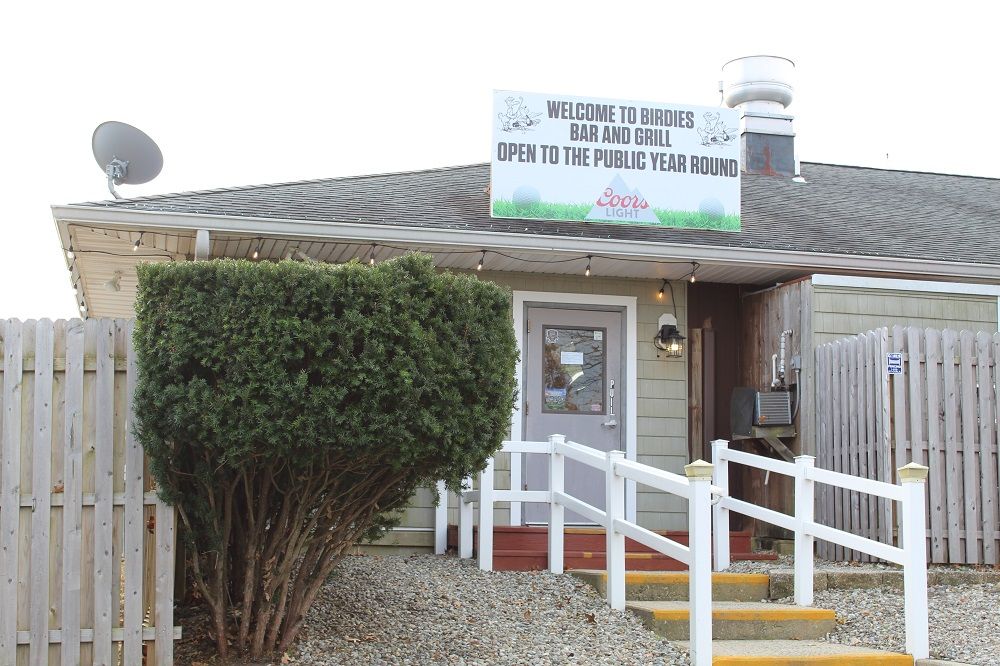 Birdies Bar and Grill Image
