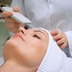 Ludmilla Skin Care - Ultrasonic skin scrubber