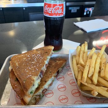 Papi Queso - Bacon jalapeño with golden fries - New American Near Me - Charlotte, North Carolina