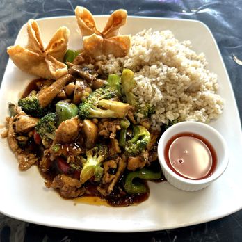 Saki - Hunan Chicken with Brown Rice Lunch - Mmm! - Asian Fusion Near Me - Overland Park, Kansas Saki - Hunan Chicken with Brown Rice Lunch - Mmm! - Asian Fusion Near Me - Overland Park, Kansas