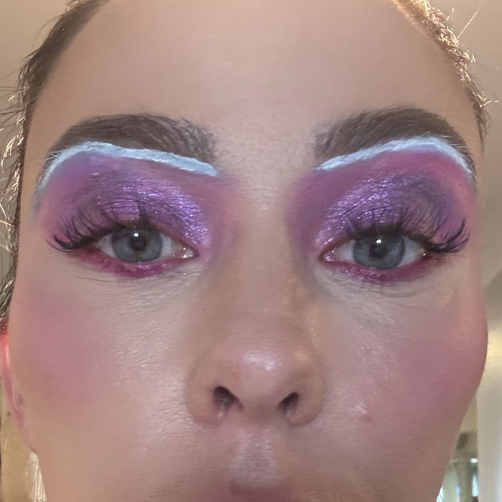 Horrible eyeshadow a child can do better work than this Horrible eyeshadow a child can do better work than this