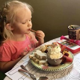 Kids plate including dessert and lemonade Kids plate including dessert and lemonade