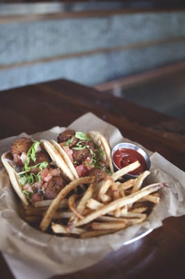 Blatt Beer & Table by null