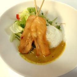 Moc Quan - Moc Quan Tagesangebot Chicken Satay Stichs mit Salat in Ednuss -Curry -Sauce auf Jasminreis 5,00€