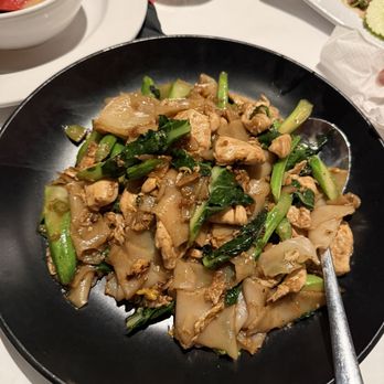 Thai Siri Restaurant - Pad See Ew - Thai Near Me - Streamwood, Illinois