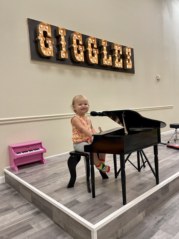 GIGGLES 89 Photos & 34 Reviews 6042 N 59th Ave, Glendale, AZ Yelp