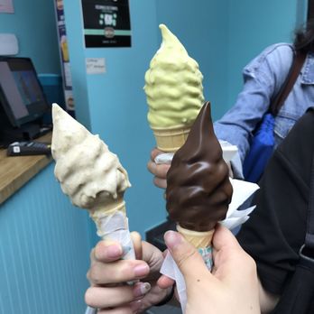 La Diperie - two people holding ice cream cones - Ice Cream & Frozen Yogurt Near Me - Montreal, Quebec