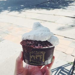 Frederiksberg Chokolade - Hindbær- og vandmelon sorbet toppet med chokoladedrys og vaniljeguf.