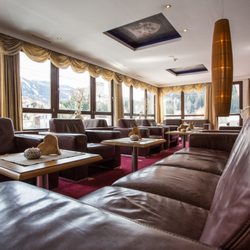 Hotel Mein Almhof - Lounge in unserer Wunder-Bar mit Blick auf Schloss Naudersberg und Skigebiet Bergkastel