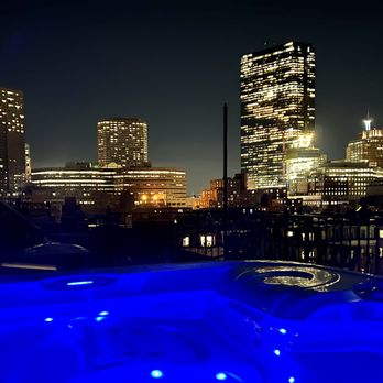 Clarendon Square - Boston Skyline View from roof top hot tub. - Bed & Breakfast Near Me - Boston, Massachusetts