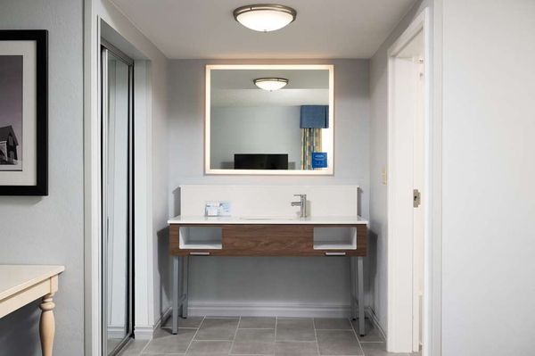 Hampton Inn & Suites Cape Cod-West Yarmouth by null