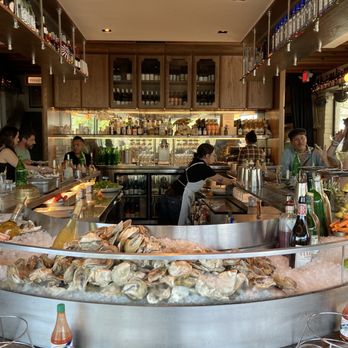 Queen's Raw Bar & Grill - Interior bar area - Seafood Near Me - Los Angeles, California Queen's Raw Bar & Grill - Interior bar area - Seafood Near Me - Los Angeles, California