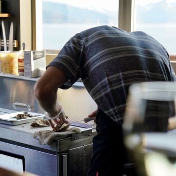 Broken Oar Oyster Bar - Shucking - Wine Bars Near Me - Homer, Alaska