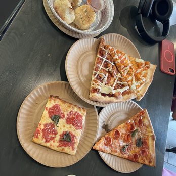 Di Farina Pizzeria - BBQ, Buffalo, Gramma, Hot honey pep - Pizza Near Me - Brooklyn, New York Di Farina Pizzeria - BBQ, Buffalo, Gramma, Hot honey pep - Pizza Near Me - Brooklyn, New York