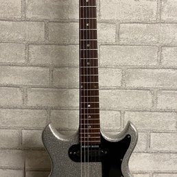 1965 Melody Maker repainted from red to Silver Fleck. 1965 Melody Maker repainted from red to Silver Fleck.