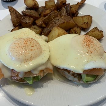 Bogart's Cafe - Goldie Lox or smoked salmon eggs Benedict - Breakfast & Brunch Near Me - Honolulu, Hawaii