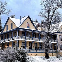 American River Inn