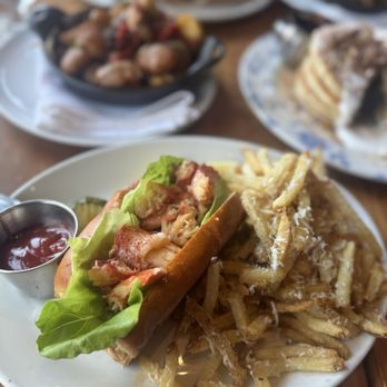 Lincoln Tavern & Restaurant - Warm Lobster roll; truffle fries - New American Near Me - Boston, Massachusetts Lincoln Tavern & Restaurant - Warm Lobster roll; truffle fries - New American Near Me - Boston, Massachusetts