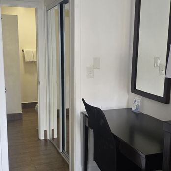 Best Western Park Crest Inn - Desk and mirrored closet - Hotels Near Me - Monterey, California Best Western Park Crest Inn - Desk and mirrored closet - Hotels Near Me - Monterey, California