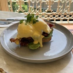 Poets Cafe - Eggs benedict
