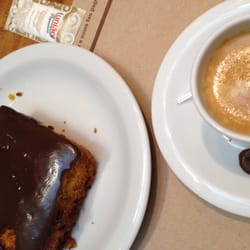Parador Bistrô - Bolo de cenoura morninho com cobertura de brigadeiro e um Nespresso