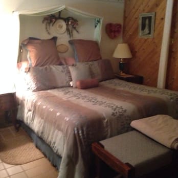 Stonewall Bed & Breakfast - Honeymoon suite bed - Bed & Breakfast Near Me - Floyd, Virginia Stonewall Bed & Breakfast - Honeymoon suite bed - Bed & Breakfast Near Me - Floyd, Virginia