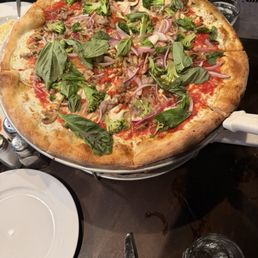 Old style round - sausage, mushroom, broccoli, basil Old style round - sausage, mushroom, broccoli, basil