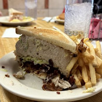 Red Fox Grill - Huge tuna salad - American Near Me - Cincinnati, Ohio