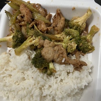 Panda Express - Black pepper chicken on the left broccoli beef on the right - Chinese Near Me - Fort Worth, Texas Panda Express - Black pepper chicken on the left broccoli beef on the right - Chinese Near Me - Fort Worth, Texas